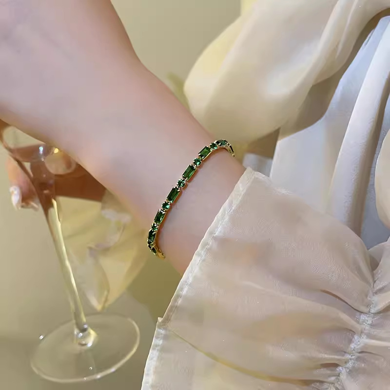 Light Luxury and High-End Emerald Zircon Bracelet for Women, Retro Niche Design, Versatile and Fashionable Bracelet Jewelry Light Luxury and High-End Emerald Zircon Bracelet for Women, Retro Niche Design, Versatile and Fashionable Bracelet Jewelry