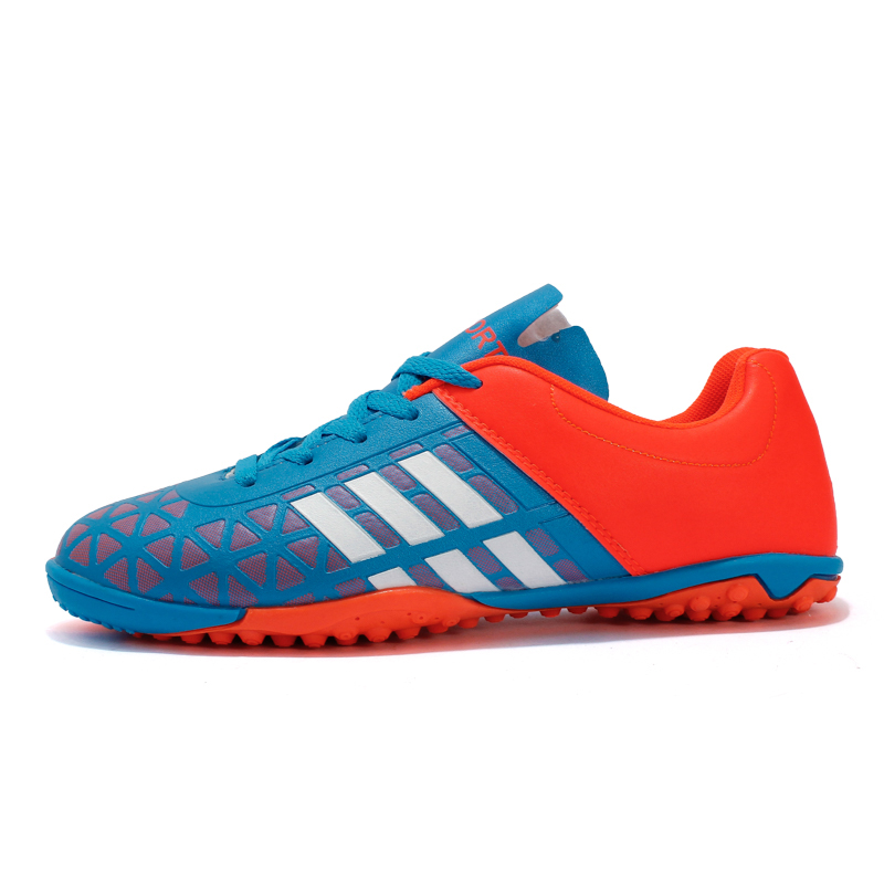 细碎钉痕里的足球梦想：解码多场景足球鞋