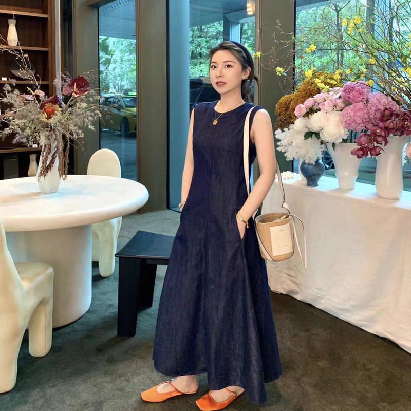Old Money Style Minimalist Sleeveless Denim Dress for Women, Summer 2025 New Model, Simple Blue Elegant Waist-Cinching Long Dress