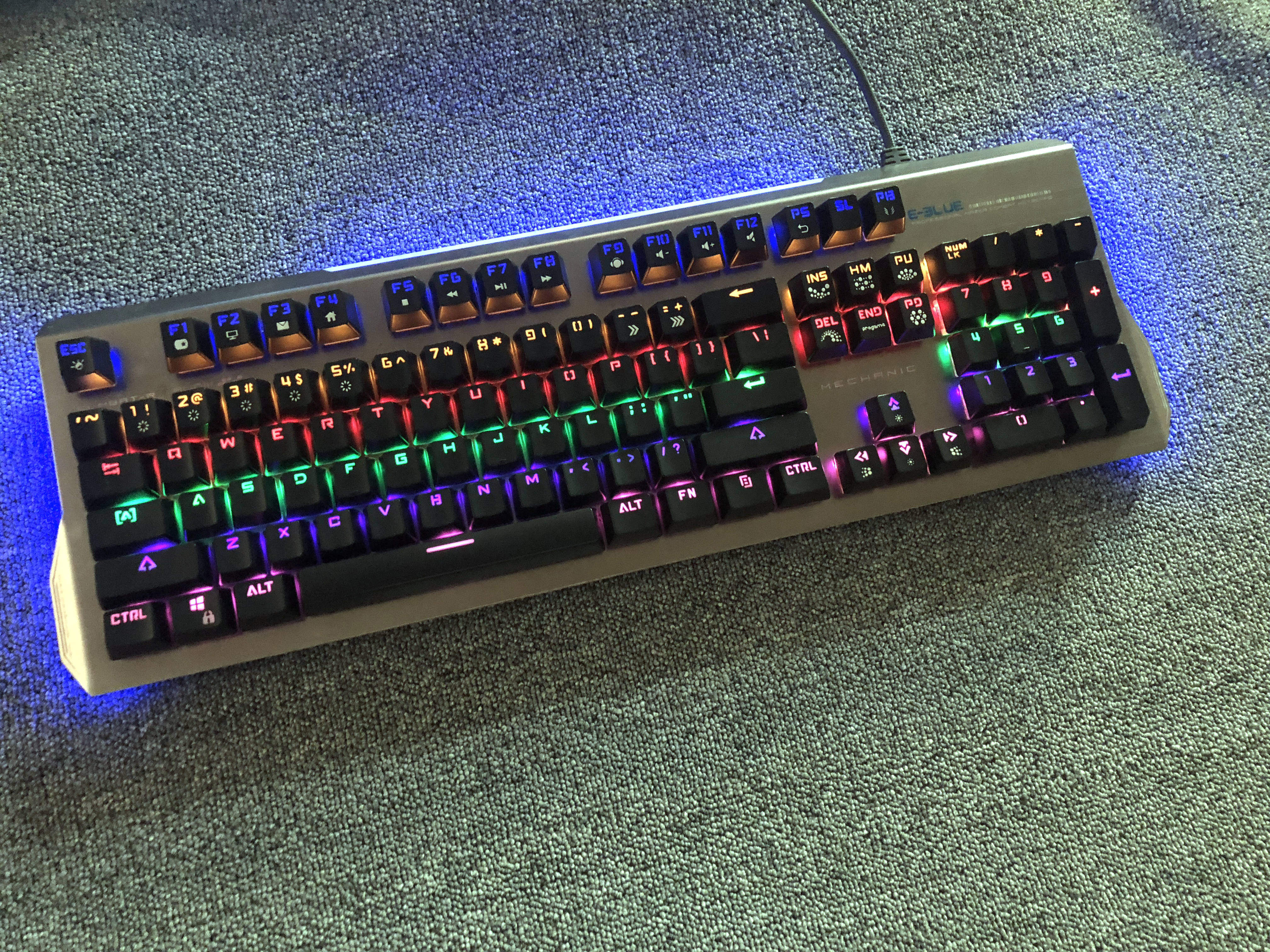 Yibo mechanical keyboard K751 mixed light green axis RGB black axis big hand holding full key non-punching net coffee game office