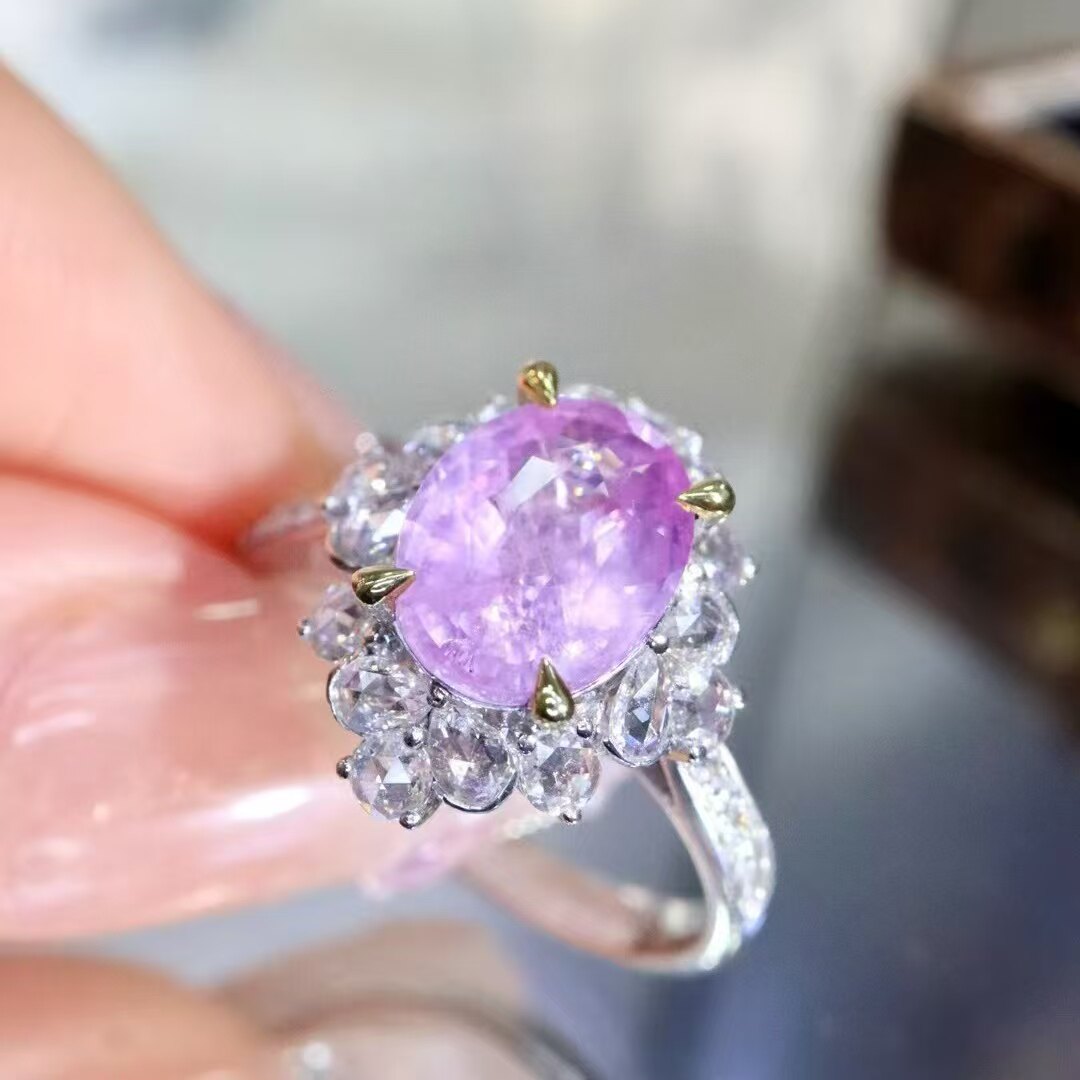 18K gold diamond inlaid natural unfired sapphire ring. The main stone is 3 carats, exuding a gentle and intellectual temperament.