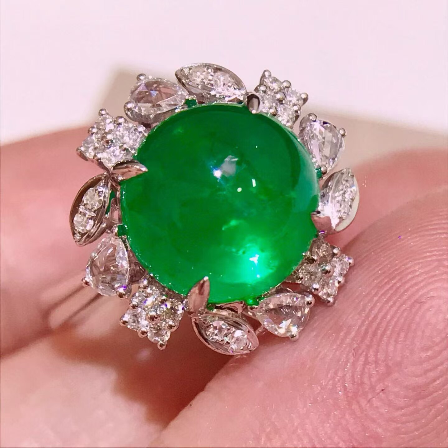 18K gold diamond-set plain emerald ring. The main stone is 4.8 carats. The luster of the gemstone is warm and eye-catching.