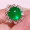 18K gold diamond-set plain emerald ring. The main stone is 4.8 carats. The luster of the gemstone is warm and eye-catching.
