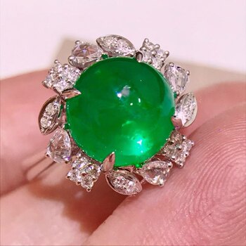 18k gold diamond-set plain emerald ring. the main stone is 4.8 carats. the luster of the gemstone is warm and eye-catching.