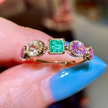 18k gold inlaid natural colored gemstone ring. super exquisite and beautiful. the main stone is 1.45 carats in total.