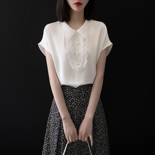 Шифоновая женская блузка с коротким рукавом, новая модель лета 2025, корейский стиль, свободный крой, V-образный вырез, элегантная белая футболка с кружевными рукавами-полурукавами для женщин.