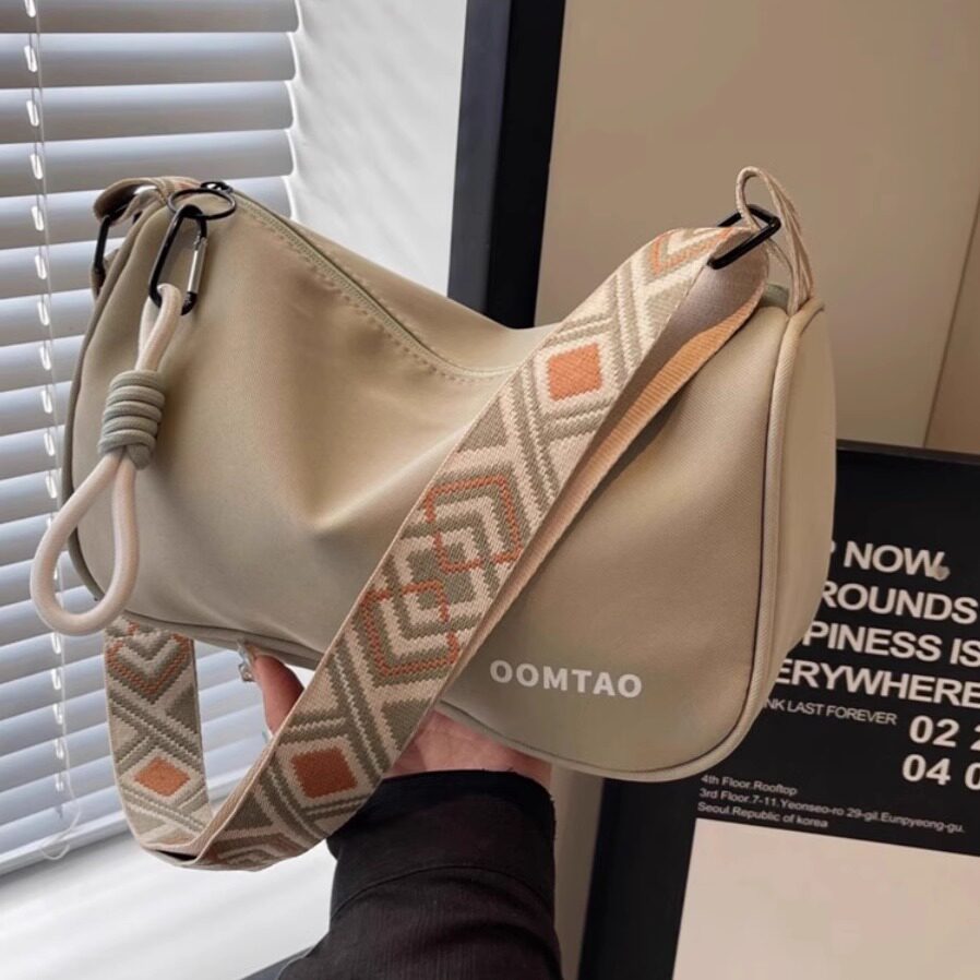 Простая модная повседневная универсальная холщовая сумка-подушка, новинка 2025 года, вместительный широкий плечевой ремень, диагональная сумка для пригородных поездок на одно плечо