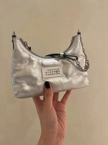 Небольшая дизайнерская серебряная сумка на одно плечо, коллекция 2023, изысканный стиль