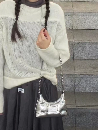 Небольшая дизайнерская серебряная сумка на одно плечо, коллекция 2023, изысканный стиль