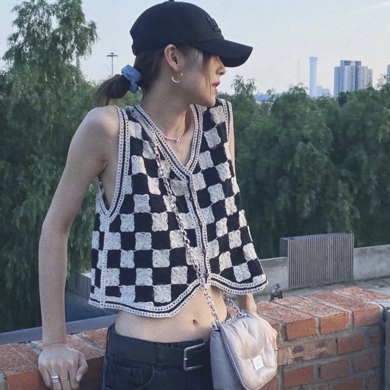 Maybebaby Korea 21 retro crochet color matching checkered cardigan vest with Liu Wen Mengchen