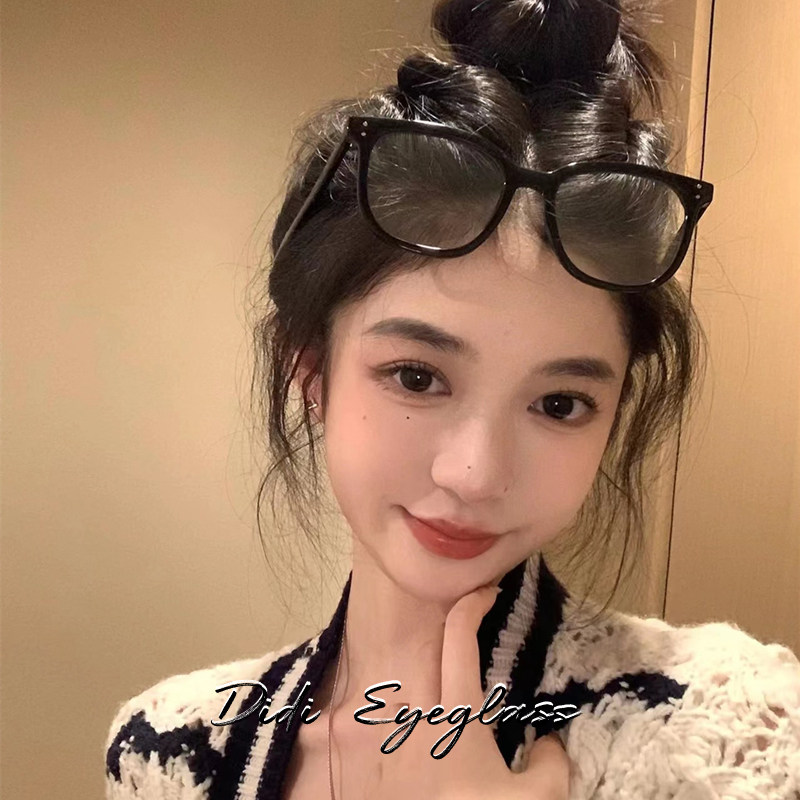 Black-Framed Glasses for Nearsighted Women, Retro No-Makeup Essential, Internet Celebrity Korean Style Trendy Square Frame, Blue Light Blocking and Radiation Protection Eyeglass Frames