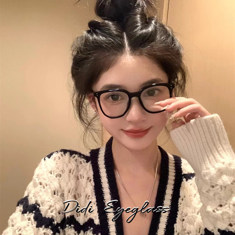 Black-Framed Glasses for Nearsighted Women, Retro No-Makeup Essential, Internet Celebrity Korean Style Trendy Square Frame, Blue Light Blocking and Radiation Protection Eyeglass Frames