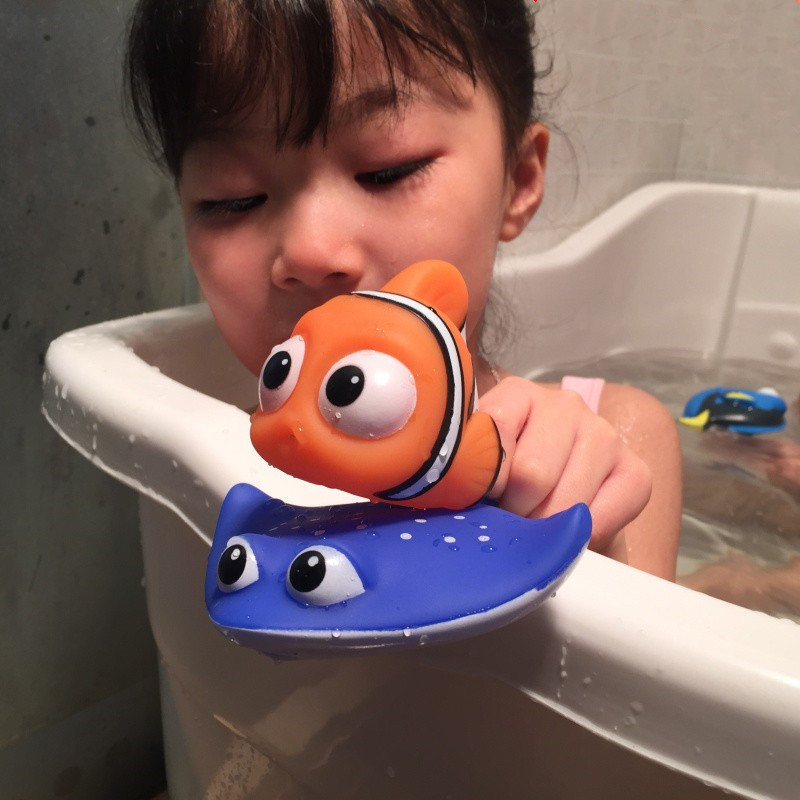 Boys and girls baby bath floating play water toy water spray marine animal doll Dolly Nemo clownfish
