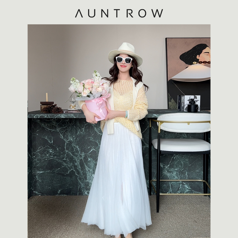 Cloud-Like Evening Breeze Lining Made of Sheep Wool Blend, Drapey and Ethereal Fine Mesh Pleated Half-Length Gauze Skirt
