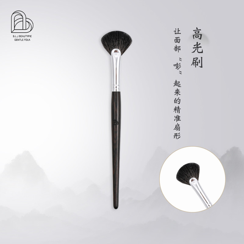 The BLJ Ebony Series Oblique Scalloped Highlighter Brush comes with an ultra-soft animal hair facial brightening brush