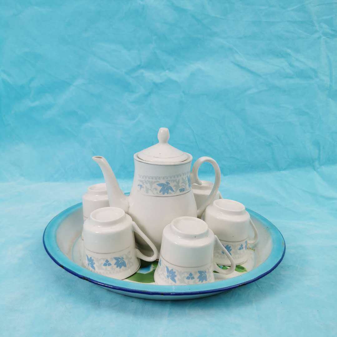 Folk Old Objects Old Teapot Old Kettle Old Porcelain Pots 70s Red Culture Nostalgia Collection Old Tea House Decorations