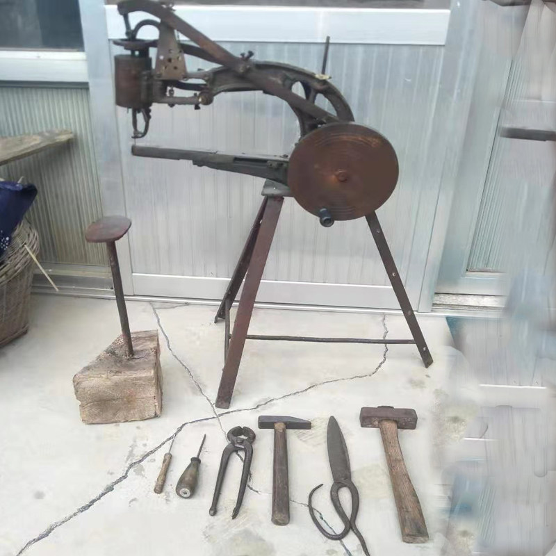 Folk custom old objects nostalgic collection hand-cranked old shoe repair machine old-fashioned old shoe repair shoemaker tools film and television props decoration