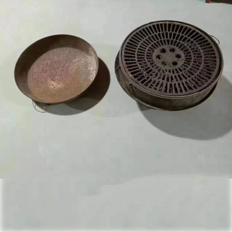 Folk Old Objects Red Nostalgia Collection Old Iron Pan Row Army Pan Retro Decorative Farmhouse Museum Swing pieces