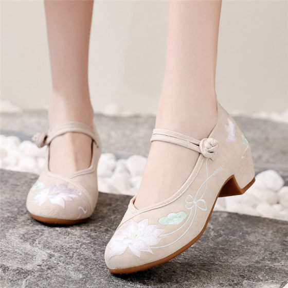 Embroidered shoes women's middle and high heels with cheongsam Hanfu shoes all-match ethnic style big children's dance shoes old Beijing cloth shoes