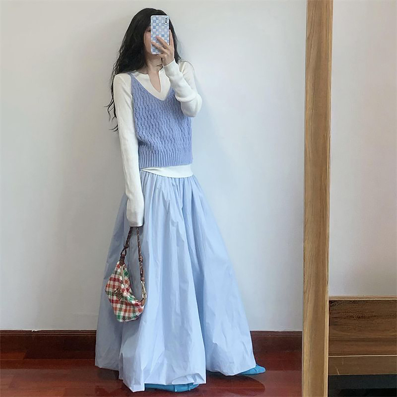A Unique and Stunningly Beautiful Outfit: a Complete Set of Blue Knitted Vest + Mid-Length Floral Skirt + Base Shirt A Unique and Stunningly Beautiful Outfit: a Complete Set of Blue Knitted Vest + Mid-Length Floral Skirt + Base Shirt