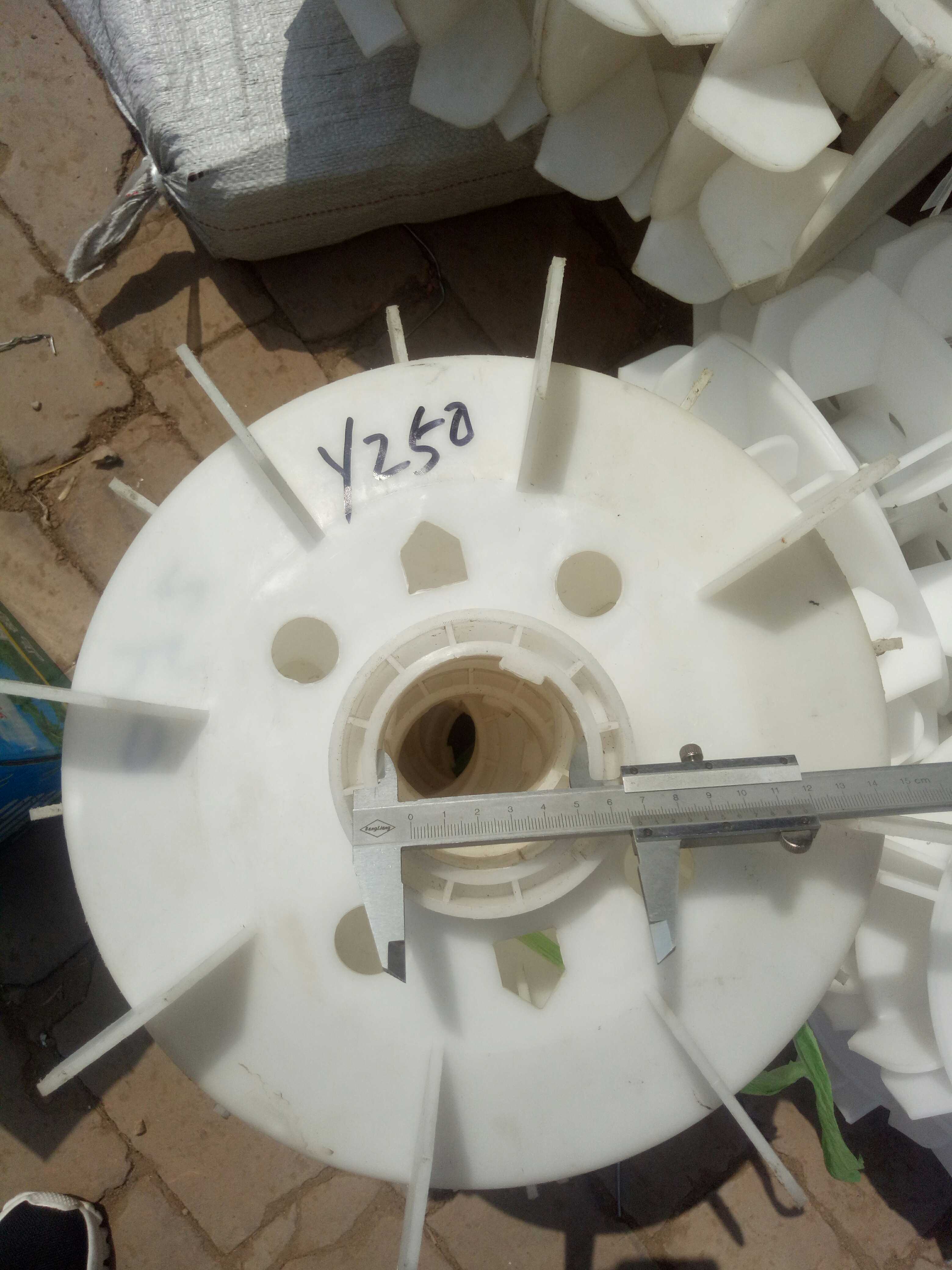 Y系列电机风叶Y250-4级电机散热风扇55千瓦加厚塑料风叶轴孔68mm