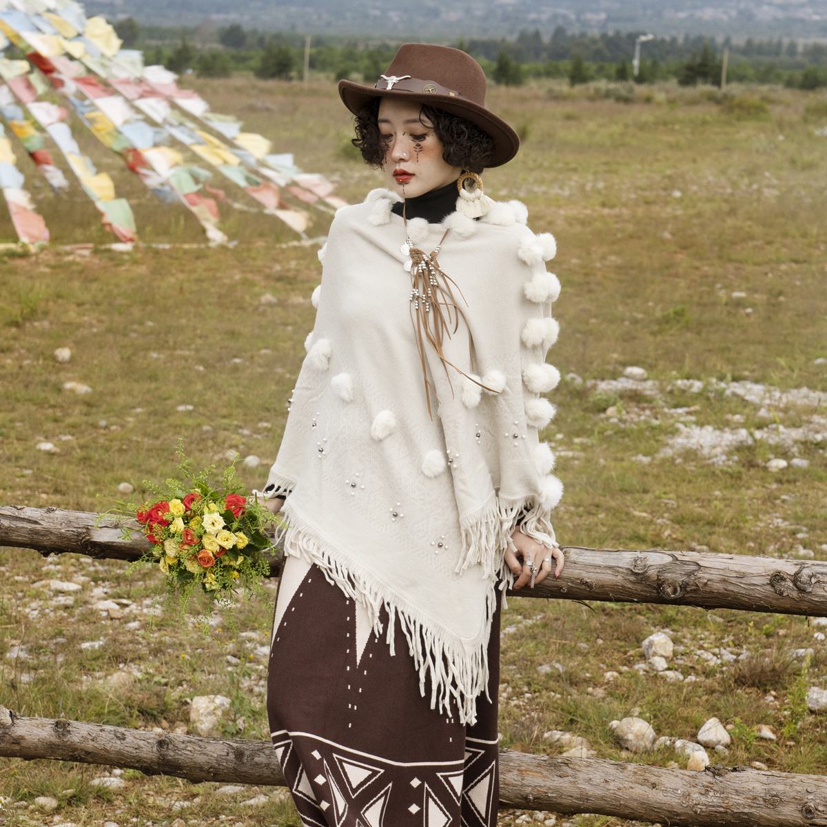 Cat's Brigade Store Autumn Winter Gross Ball Cape Lijiang Wearing A Ride Bohemian Prairie Cape With Shoulder-to-Supper