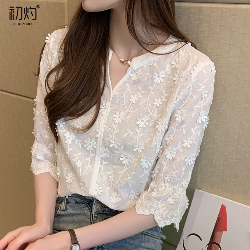 Spring and Summer New Style Sweet and Stylish Daisy Embroidered Chiffon Shirt for Women with Mid-Sleeves, Fashionable and Elegant V-Neck Salt-Style Top