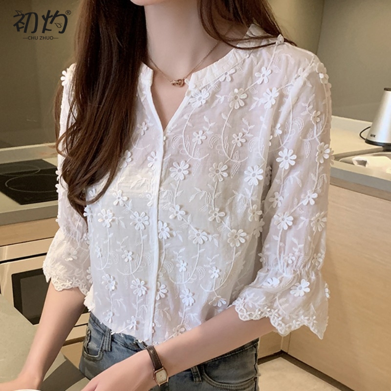 2026 Summer New Three-Dimensional Daisy Embroidery Lace Chiffon Shirt Women's Mid-Sleeve Fashionable Elegant V-Neck Top