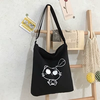 Черная модель кошачьего крос-тела