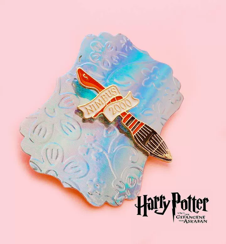 Harry Potter bánh xe ánh sáng ngoại vi 2000 bay chổi ma thuật trâm kim loại sáng tạo cá tính thủy triều túi đồ trang sức huy hiệu - Trâm cài