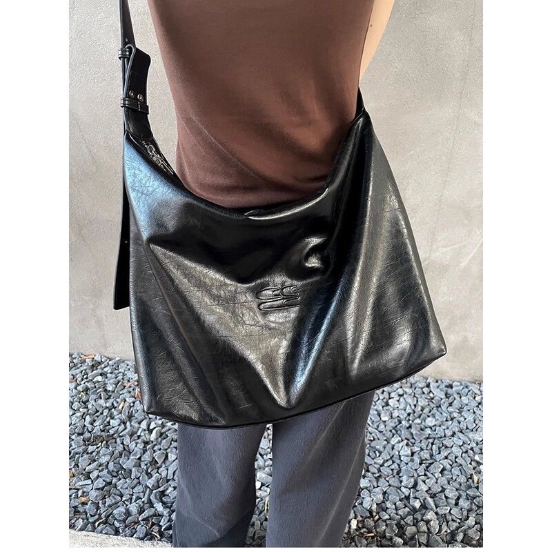 Cryingcenter Black Waxed Leather Large Crossbody Large-Capacity Commuter Leather Bag Cryingcenter Black Waxed Leather Large Crossbody Large-Capacity Commuter Leather Bag