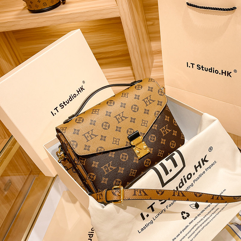 Hong Kong postman bag female 2022 new bag autumn and winter all-match single shoulder leather female bag Messenger presbyopic female bag