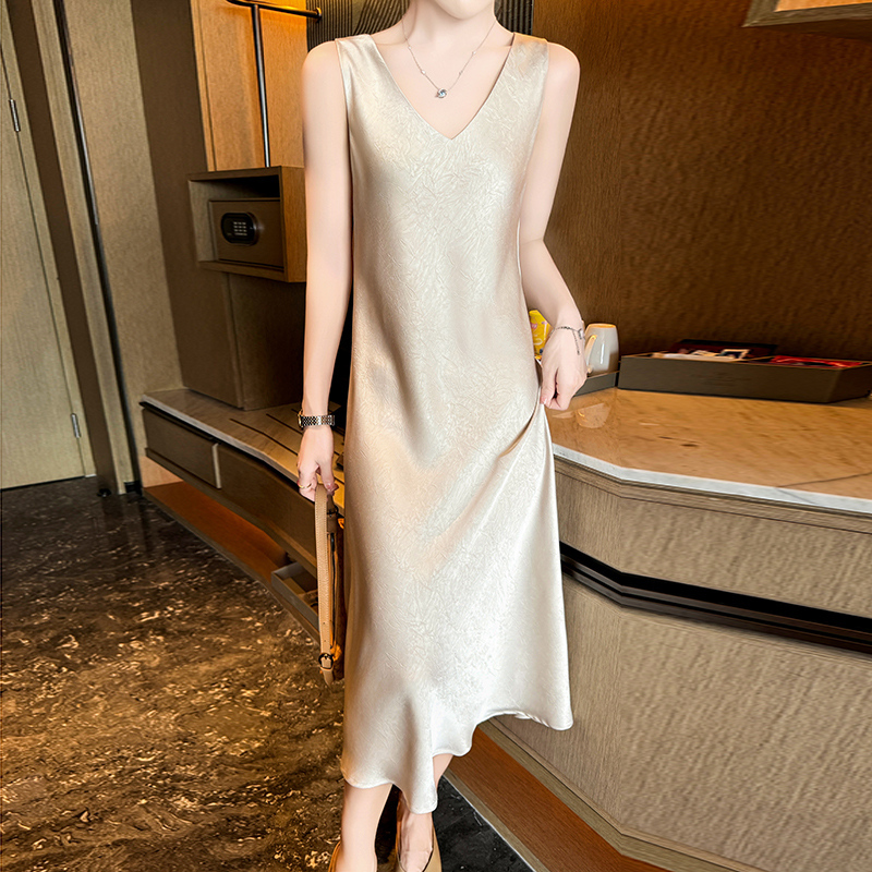 Acetate Silk Camisole Dress with French Elegance, Suitable for Parties, Birthdays, and Annual Events, Featuring a Satin Finish and a High-End Feel