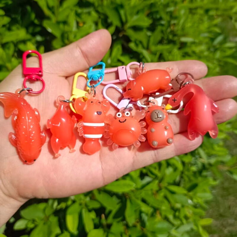 Keychain That Changes Color When Exposed to Ultraviolet Light, Roast Chicken, Duck, Lobster, Piglet Cartoon Pendant, Small Gift for Children in Kindergarten Keychain That Changes Color When Exposed to Ultraviolet Light, Roast Chicken, Duck, Lobster, Piglet Cartoon Pendant, Small Gift for Children in Kindergarten