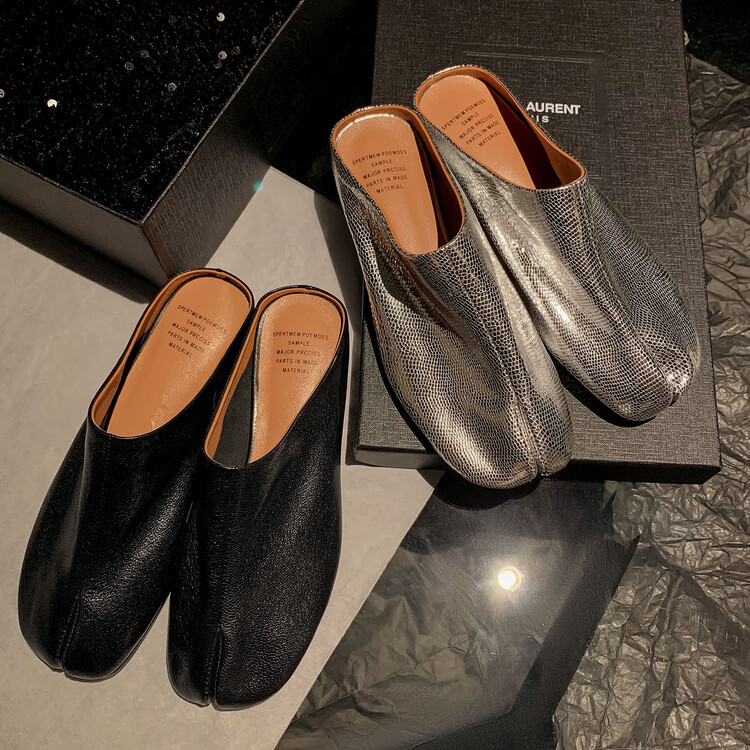 Chestnut-Colored~~Pig's Hoof-Shaped Closed-Toe Sandals for Women, Summer Outdoor Flat Casual Slippers, Silver Split-Toe Half Slippers for Women