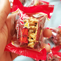 New goods] a large Xinjiang specialty grade red dates with walnut kernels vacuum small packaging sandwich pregnant women snacks hug holding fruit