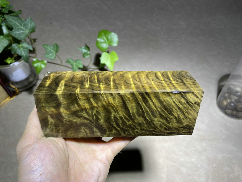 Small-Leaf Zhennan (a Type of Chinese Fir) with Dark Golden Silk Nan Wood Root Knots, Grape Knots, Water Wave, Gentian, Phoenix Tail Pattern Wood Board for Carving and Decoration Small-Leaf Zhennan (a Type of Chinese Fir) with Dark Golden Silk Nan Wood Root Knots, Grape Knots, Water Wave, Gentian, Phoenix Tail Pattern Wood Board for Carving and Decoration