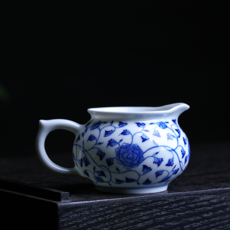 Offered home - cooked hand - made of blue and white porcelain in jingdezhen porcelain tea set fair keller of tea by hand points tea tea exchanger with the ceramics