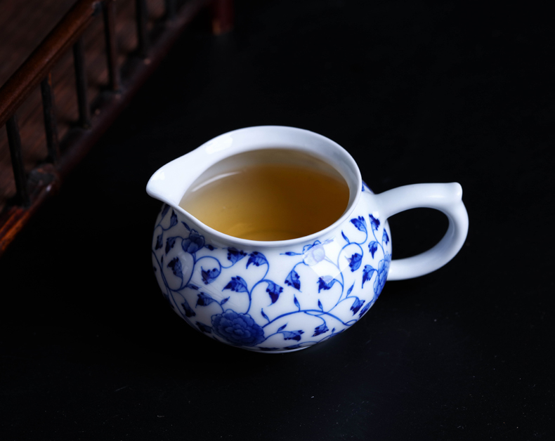 Offered home - cooked hand - made of blue and white porcelain in jingdezhen porcelain tea set fair keller of tea by hand points tea tea exchanger with the ceramics