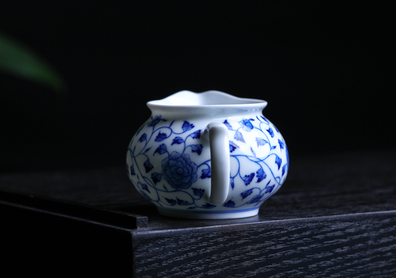 Offered home - cooked hand - made of blue and white porcelain in jingdezhen porcelain tea set fair keller of tea by hand points tea tea exchanger with the ceramics