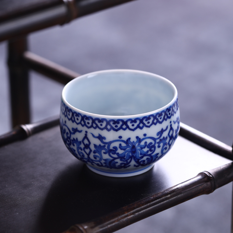 Offered home - cooked in checking ceramic bowl tea ware hand - made cup of jingdezhen porcelain tea set handless small blue and white porcelain teacup pressure hand