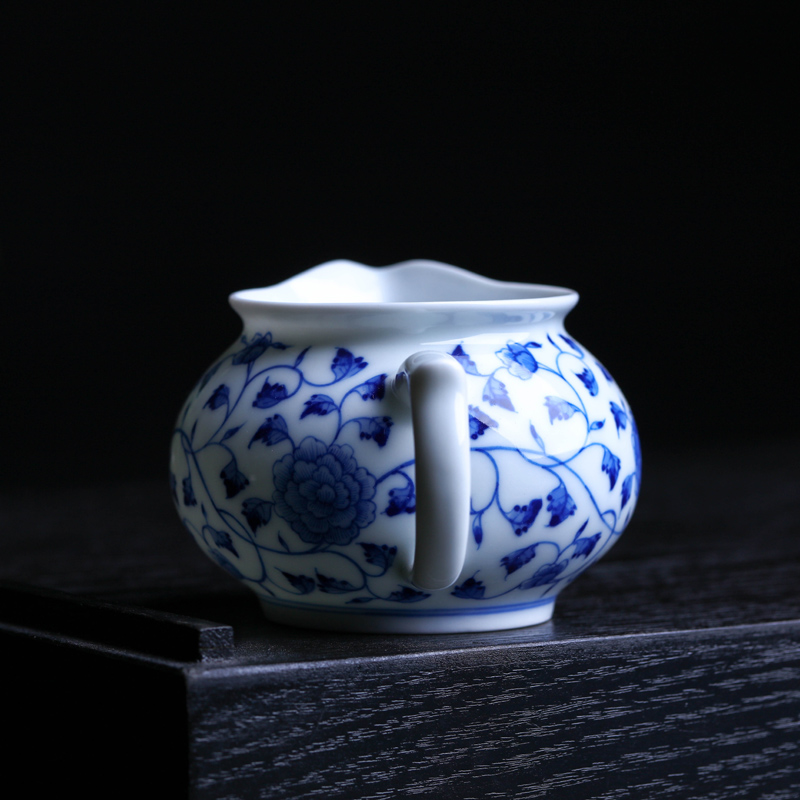 Offered home - cooked hand - made of blue and white porcelain in jingdezhen porcelain tea set fair keller of tea by hand points tea tea exchanger with the ceramics