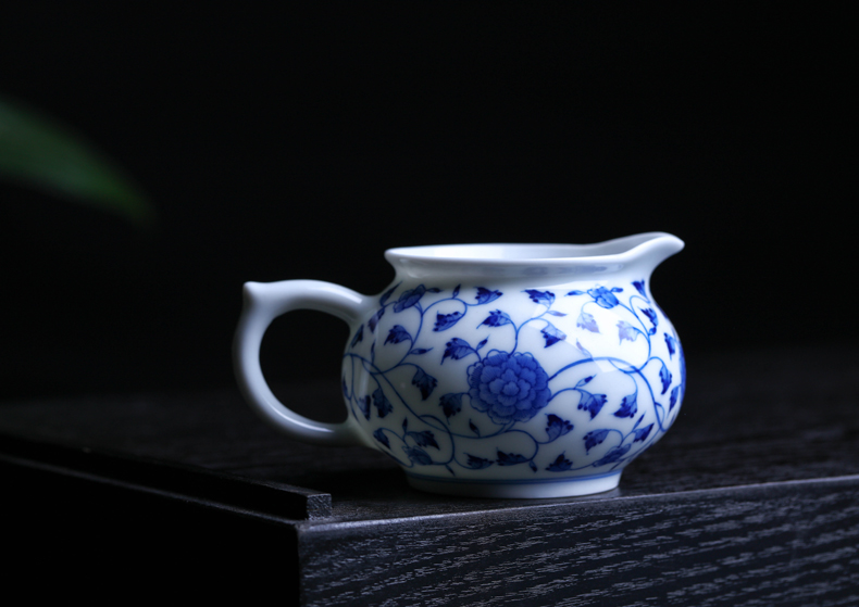 Offered home - cooked hand - made of blue and white porcelain in jingdezhen porcelain tea set fair keller of tea by hand points tea tea exchanger with the ceramics