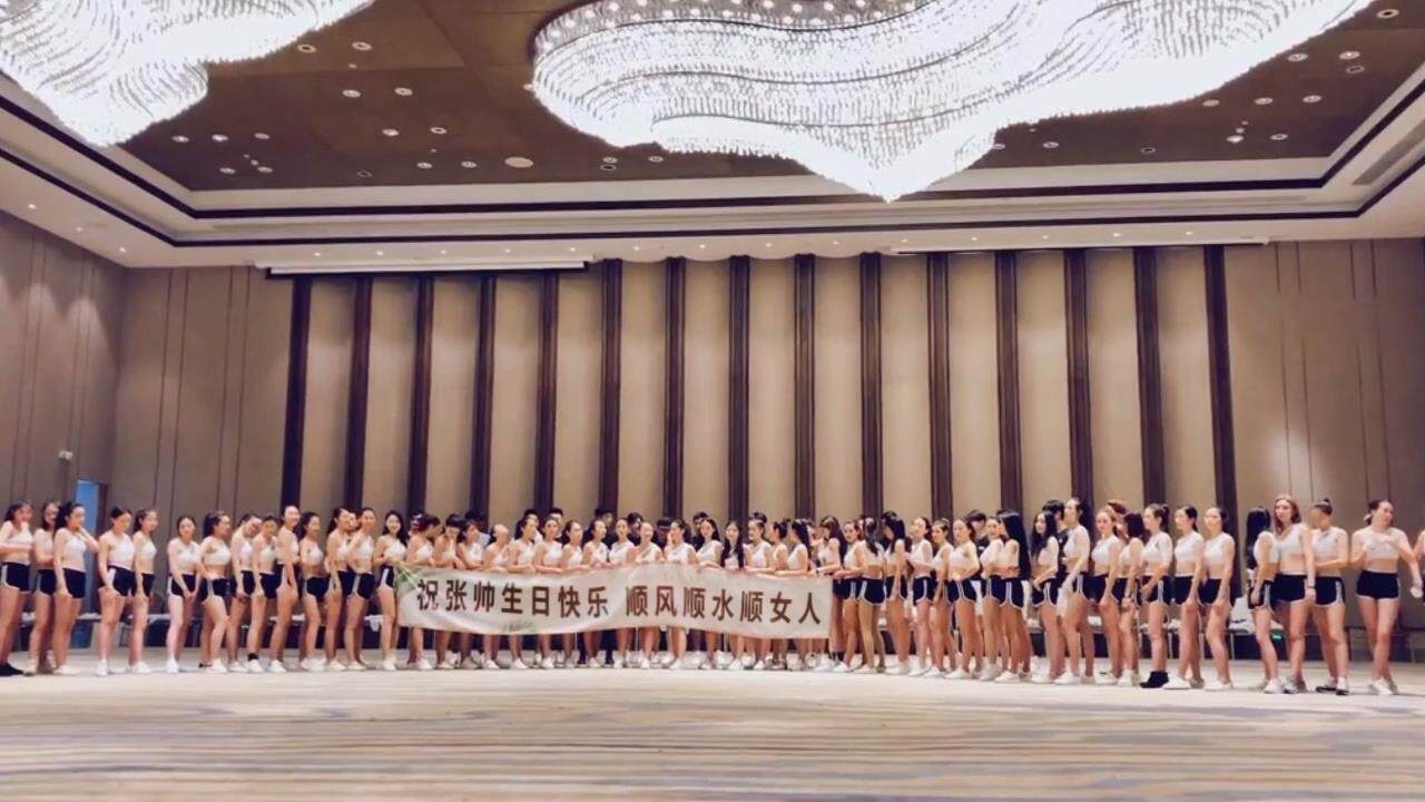 长腿美女拉横幅