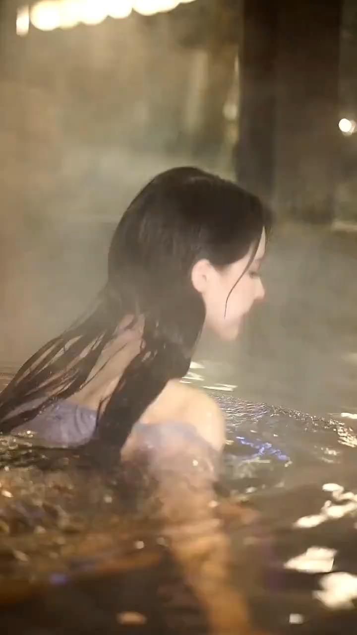 水中美女紫衣服