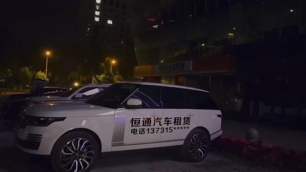 夜晚停的路虎
