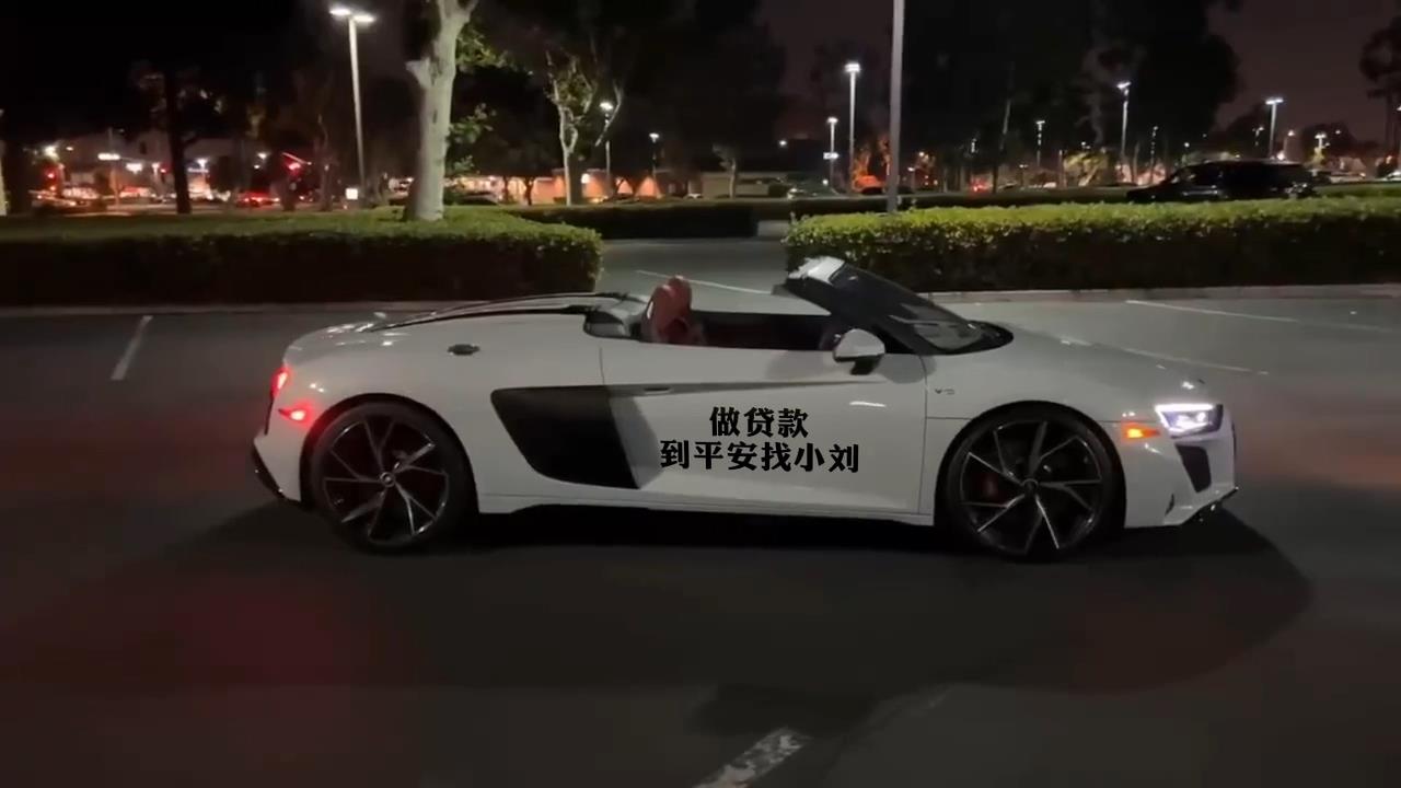 夜白色奥迪跑车