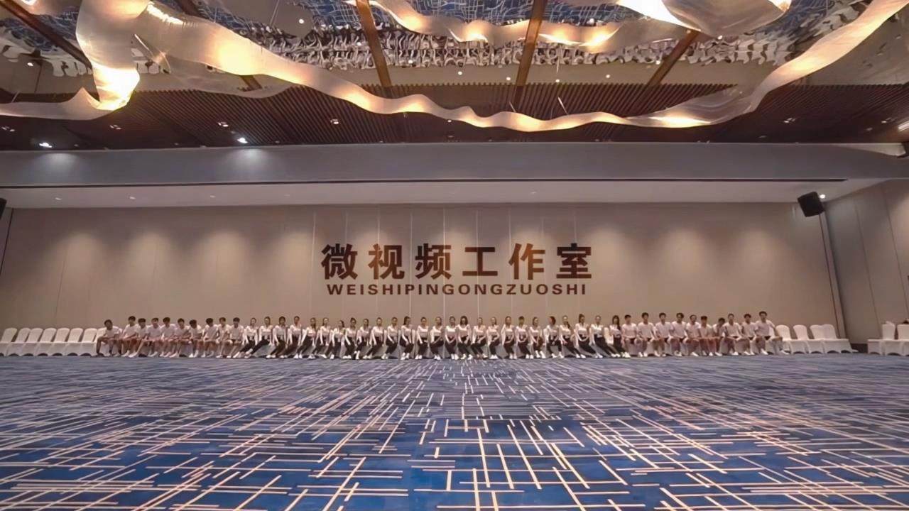 国际男女模特坐着墙上写字