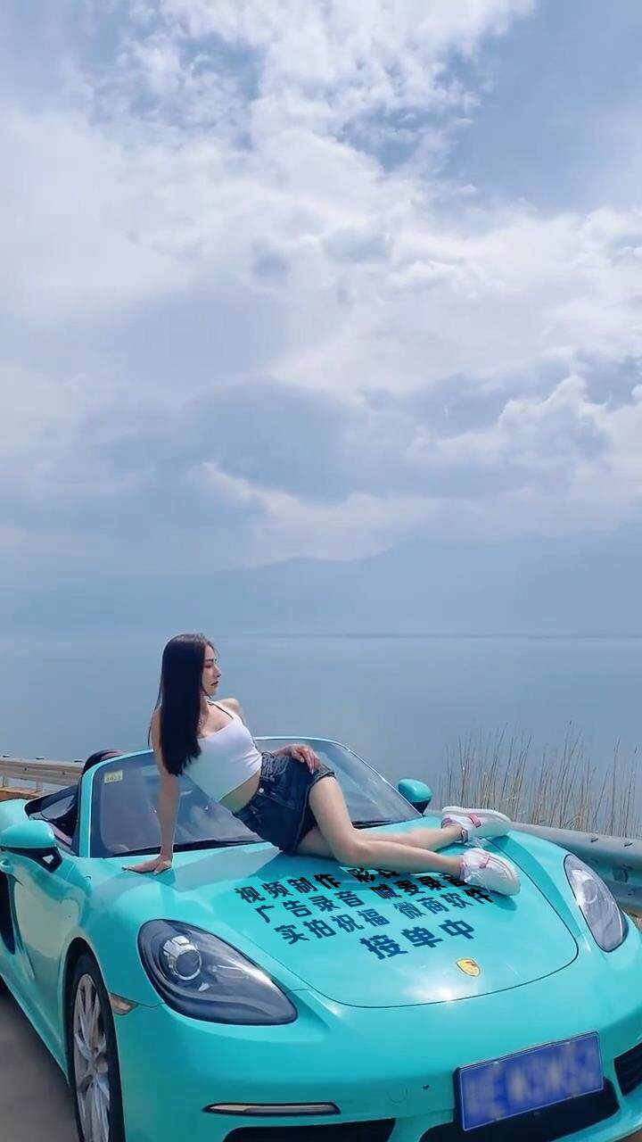 蓝色跑车车上美女