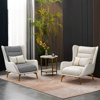 Комбинация двух стульев и мраморного журнального столика [примечания по цвету]